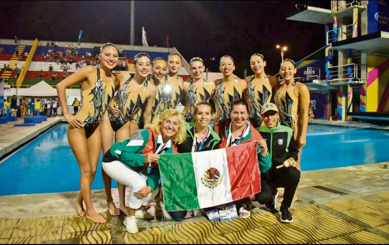 CAMPEONAS.El equipo mexicano de nado artístico logró ayer la presea de primer lugar, con 3 jaliscienses en el contingente. CODE JALISCO