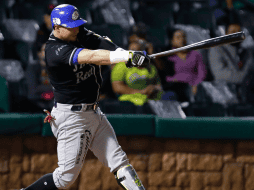 Dariel Álvarez conectando una pelota en el juego contra Cañeros. @charrosbeisbol