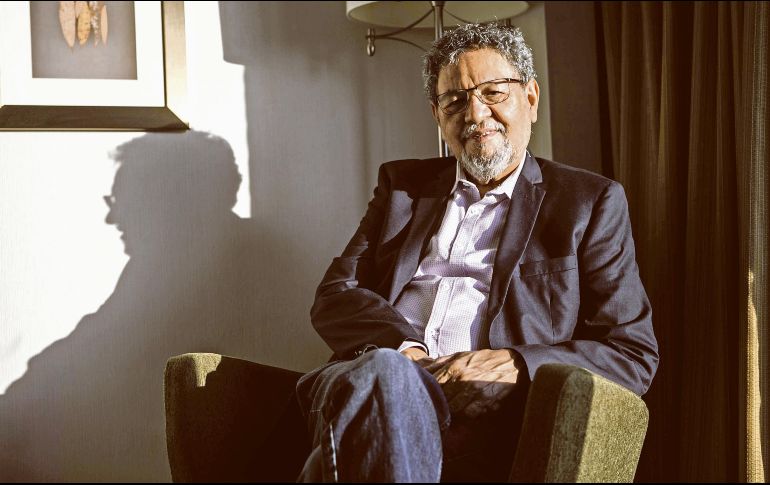 Élmer Mendoza. El escritor cocinó “lento” la trama de su novela más reciente. El Informador/ G. Gallo