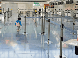 Temor. Aeropuertos alrededor del mundo han endurecido sus medidas sanitarias para los viajeros. EFE