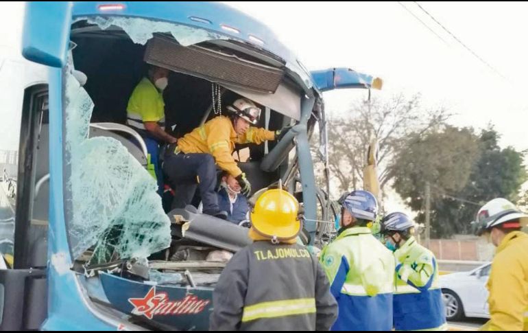 ACCIDENTE. Un choque entre un autobús de pasajeros y un camión de carga, ocurrido a la altura de las Plazas Outlet, dejó ayer 26 lesionados. Especial
