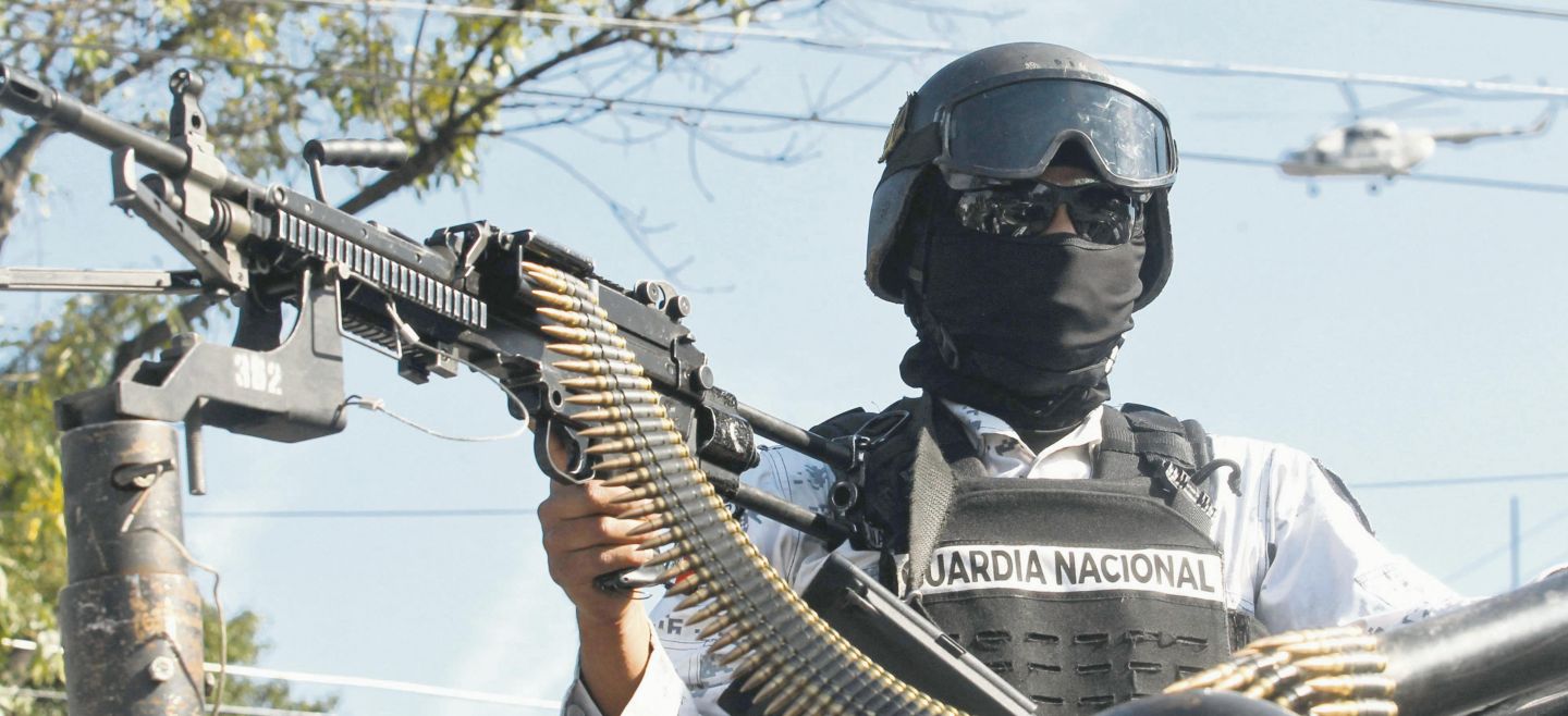 Operativos.  Las últimas detenciones y el secuestro de dos marinos, han incrementado la presencia de la Guardia Nacional y del Ejército en la metrópoli. AFP