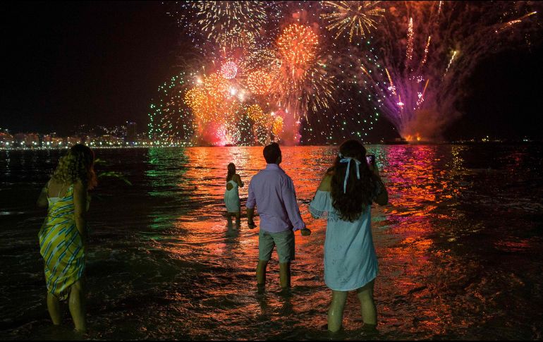 La celebración anual en la playa de Copacabana ha reunido en el pasado a más de un millón de lugareños y turistas. AFP / ARCHIVO