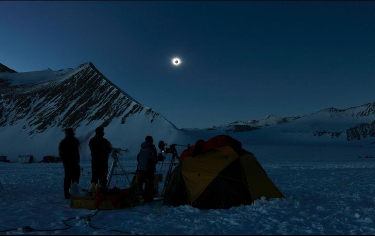El Sol estuvo oculto por completo por algo más de 40 segundos, mostrando la corona solar. AP / F. Trueba