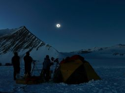 El Sol estuvo oculto por completo por algo más de 40 segundos, mostrando la corona solar. AP / F. Trueba