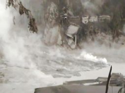 Una tormenta y varios días de lluvia erosionaron el domo de lava sobre el volcán, provocando finalmente que colapsara. AP