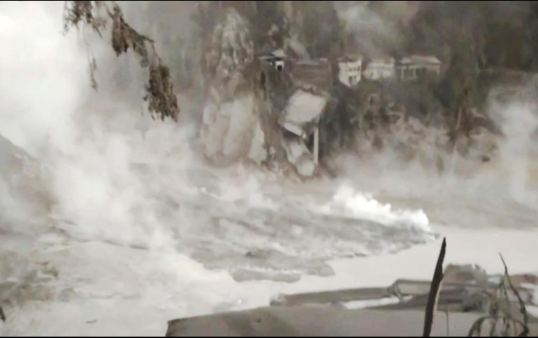 Una tormenta y varios días de lluvia erosionaron el domo de lava sobre el volcán, provocando finalmente que colapsara. AP