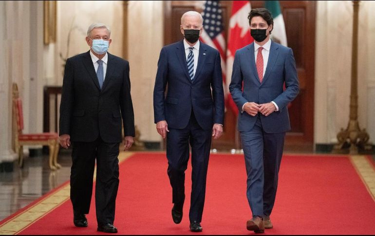 Juntos. Los presidentes Andrés Manuel López Obrador y Joe Biden durante la Cumbre de los Líderes de América del Norte, en Washington. EFE