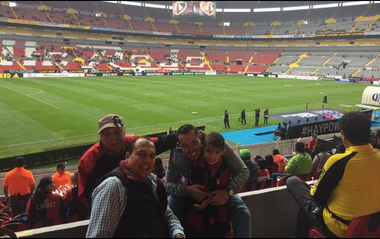 DEL ROJINEGRO. Alejandro Lugo, su abuelo Fernando, su padre Víctor y ahora su hijo Matías, visten la playera de la Academia, apoyando con pasión y orgullo.  ESPECIAL