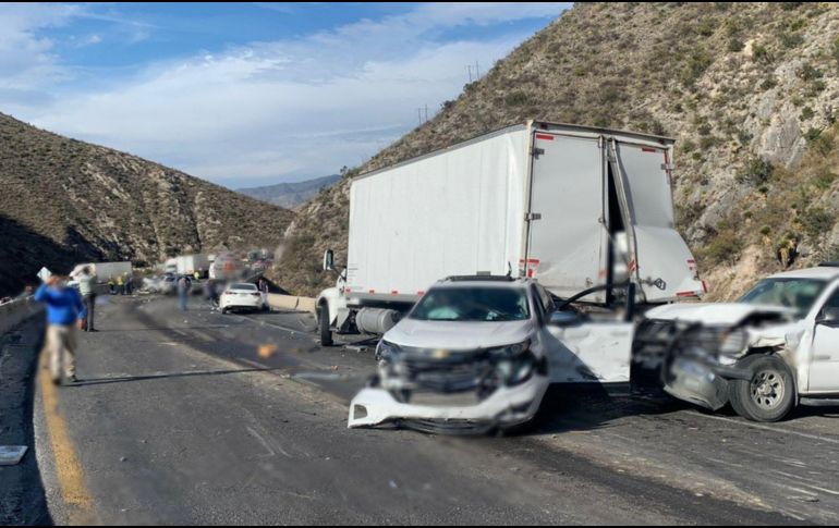 El choque múltiple provocado por un tráiler se produjo pasando un túnel en un tramo de carretera entre Matehuala y Saltillo. TWITTER@GN_Carreteras