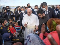 El Papa habla con personas en el Centro de Recepción e Identificación de Mytilene, en la isla de Lesbos, Grecia, este domingo. EFE/ A. Di Meo