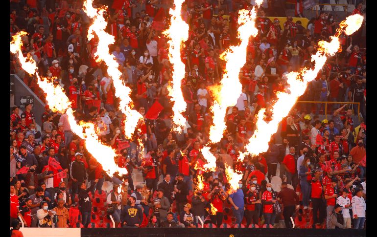 FIESTA, En las tribunas y en las inmediaciones del estadio, los Rojinegros vivieron al máximo el encuentro. IMAGO7