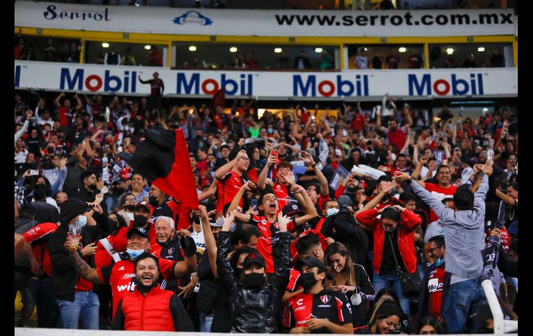 FIESTA, En las tribunas y en las inmediaciones del estadio, los Rojinegros vivieron al máximo el encuentro. IMAGO7