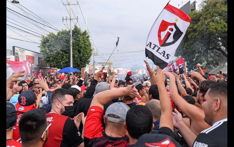 FIESTA, En las tribunas y en las inmediaciones del estadio, los Rojinegros vivieron al máximo el encuentro. IMAGO7