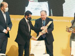 CAMBIO DE ESTAFETA. Sharjah y la cultura árabe llegarán a la FIL de 2022. En la foto, Ahmed Al Ameri, representante del próximo invitado de honor y Manuel Talavera, embajador de Perú , intercambian regalos. El Informador/ A. Camacho