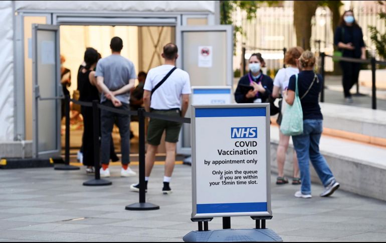 Las autoridades británicas exigirán llevar mascarilla en el transporte público o en las tiendas, mientras que todos los viajeros que entren en el país, deberán hacerse una prueba PCR al segundo día de su entrada. EFE / ARCHIVO