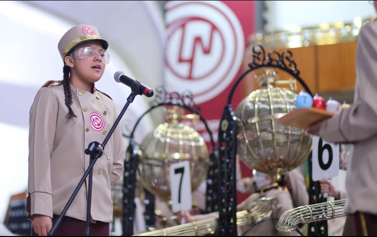 Fotografía cedida por la Lotería Nocional, de la rifa de una casa en la playa que se realizó el domingo por la noche. EFE / Lotería Nacional
