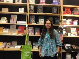 La escritora tapatía Ave Barrera posa en el stand de Paraíso Perdido durante la FIL 2021. EL INFORMADOR / CYNTHIA MÁRQUEZ