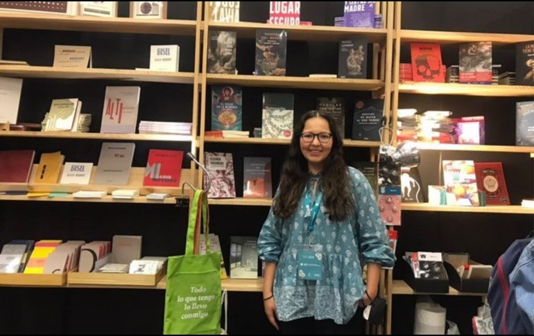 La escritora tapatía Ave Barrera posa en el stand de Paraíso Perdido durante la FIL 2021. EL INFORMADOR / CYNTHIA MÁRQUEZ