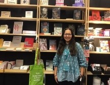 La escritora tapatía Ave Barrera posa en el stand de Paraíso Perdido durante la FIL 2021. EL INFORMADOR / CYNTHIA MÁRQUEZ