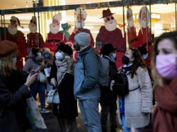 Autoridades indicaron que la aparición de la variante ómicron no cambia por ahora la estrategia para frenar esta nueva oleada de casos. AP / C. Ena