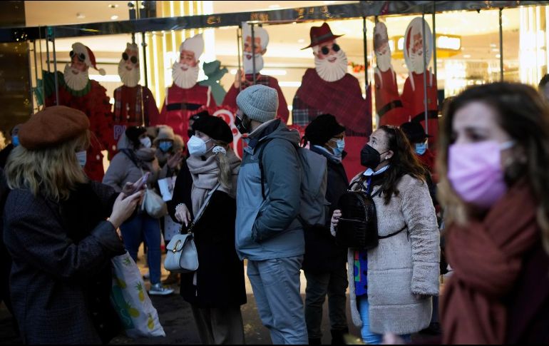 Autoridades indicaron que la aparición de la variante ómicron no cambia por ahora la estrategia para frenar esta nueva oleada de casos. AP / C. Ena