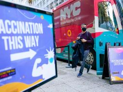 Una unidad móvil de vacunación anti COVID en la zona de Manhattan, en Nueva York. AP/M. Altaffer