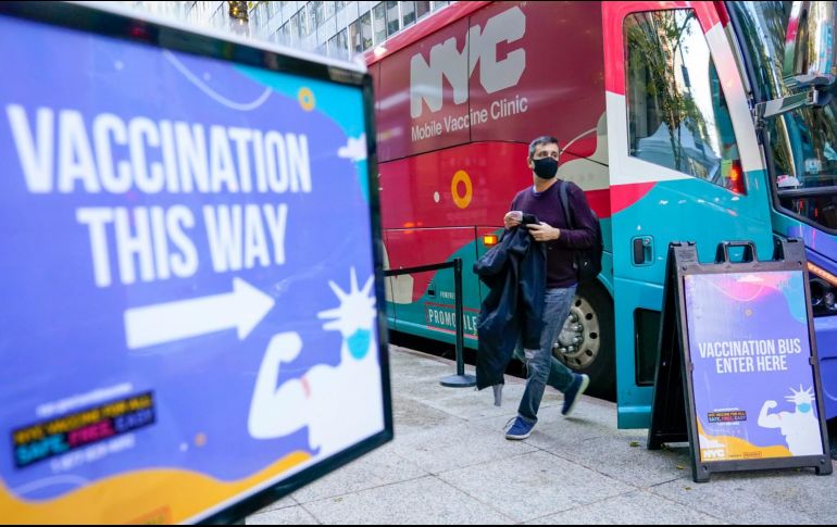 Una unidad móvil de vacunación anti COVID en la zona de Manhattan, en Nueva York. AP/M. Altaffer