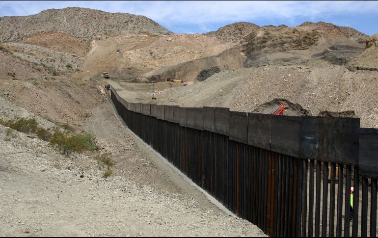 Anuncian un límite de 30 solicitantes de asilo que se pueden inscribir al programa en el puerto de entrada de El Paso. AP/ARCHIVO