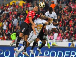 POLÉMICA. Dinenno cayó en el área, pero el silbante decretó que no había falta. Pese a no haber falta, el delantero acabó con la nariz rota. IMAGO7