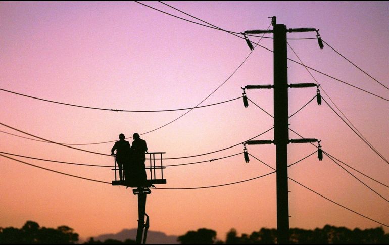 La propuesta de reforma limita a un 46 % la participación de entes privados en la generación eléctrica, elimina los reguladores autónomos y prioriza el despacho de las plantas de la CFE. AP/Archivo