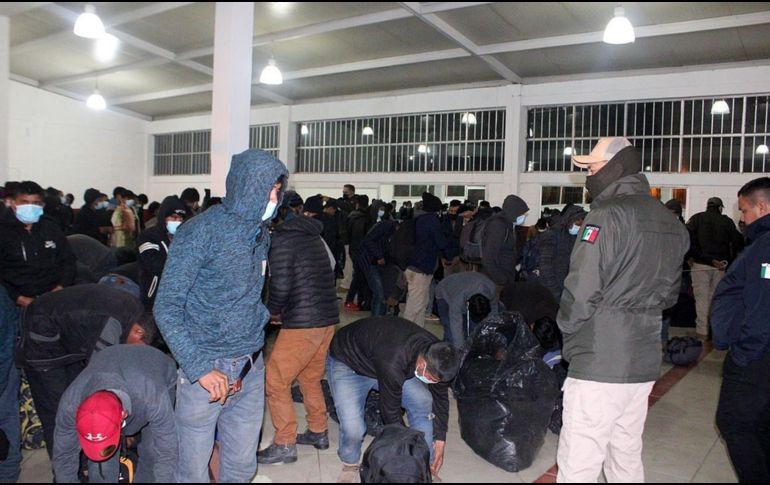 Fotografía cedida por el Instituto Nacional de Migración, donde se observa a migrantes rescatados en el estado de Oaxaca. EFE / Instituto Nacional de Migración