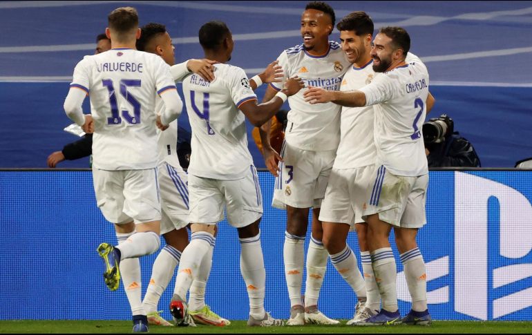 El delantero del Real Madrid, Marco Asensio (2-d), celebra con sus compañeros tras marcar el segundo gol ante el Inter. EFE/J. Hidalgo