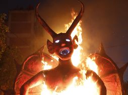 A pocos kilómetros del centro de la Ciudad de Guatemala, la piñata de un diablo gigante fue quemada por vecinos de un barrio de la zona 5. EFE/E. Biba