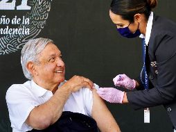 Durante la conferencia de prensa mañanera que encabezó ayer en Zapopan, el Presidente López Obrador recibió el refuerzo de la vacuna de AstraZeneca contra el COVID-19.  EFE/Presidencia de México