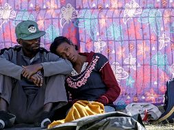 Migrantes descansan en su camino a la frontera norte en la ciudad de Puebla. EFE / H. Ríos