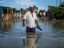 En marzo de 2017, El Niño provocó el desborde de ríos fangosos a lo largo de toda la costa peruana, aislando comunidades y barrios enteros, como el de esta imagen, tomada en Piura, en el norte.  ERNESTO BENAVIDES/GETTY IMAGES