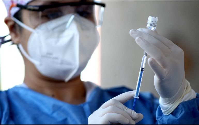Ayer comenzó la aplicación del refuerzo contra COVID-19 para mayores de 60 años en cuatro muncipios de Jalisco. AFP/ARCHIVO