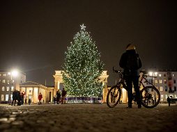 En diversos países del mundo se da una gratificación a los trabajadores en el mes de diciembre, y aunque es conocido por los nombres de aguinaldo, bono de fin de año o bono navideño. EFE / M. Divisek