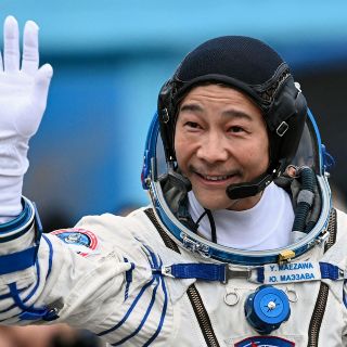 Rusia lleva a multimillonario japonés a la EEI; el primer turista espacial en 12 años