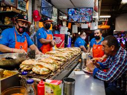 Fiel tortero.Ver a sus Zorros lograr el título después de 70 años lo motiva a alimentar a rojinegros gratis. EL INFORMADOR/G. Gallo