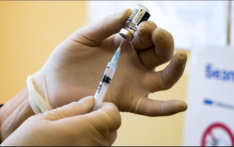 La autorización de la FDA, sin embargo, no significa que los jóvenes de 16 y 17 años puedan recibir de inmediato la dosis de refuerzo. AP / E. Lukatsky