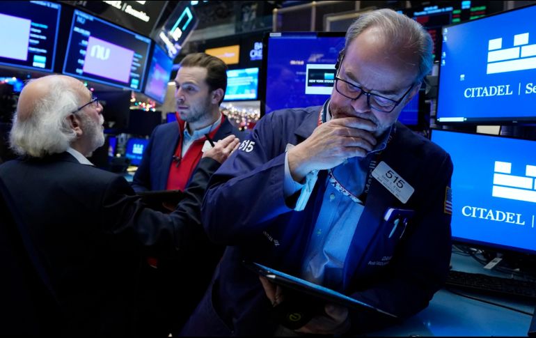 Wall Street retomó sus temores en vista de las restricciones aplicadas en Europa para detener los contagios de COVID. AP/R. Drew