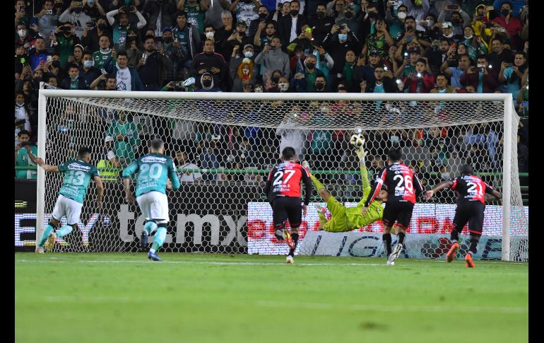 REMONTÓ. Desde los once pasos, Ángel Mena puso el 3-2 definitivo. IMAGO7