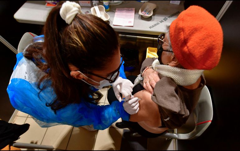 La OMS mantiene su recomendación de que sólo se ofrezcan dosis de refuerzo a los adultos mayores y a los trabajadores sanitarios. AFP/G. Gobet