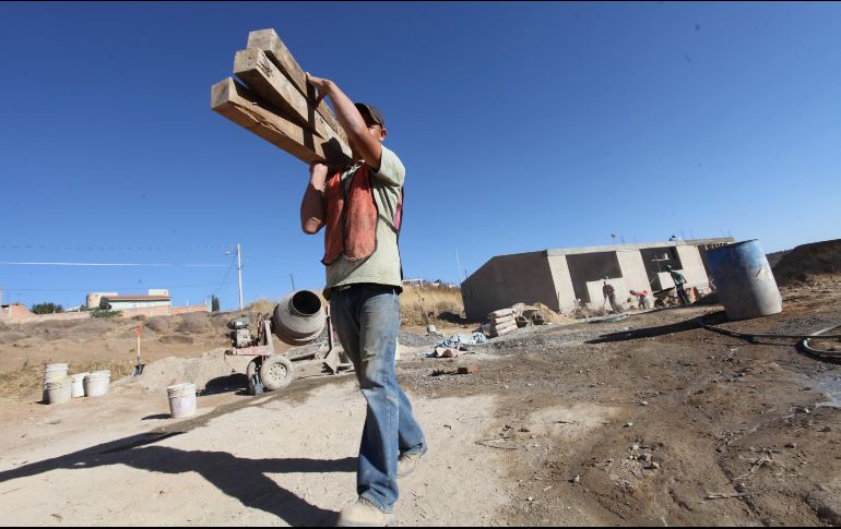 Los trabajadores del campo y los de la construcción reportan un ingreso diario de 270.46 y 299.54 pesos diarios respectivamente, por lo que su aguinaldo se ubicaría alrededor de 4 mil 56.90 pesos y 4 mil 493.08 pesos en cada caso. EL INFORMADOR / ARCHIVO