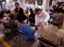 La vacunación COVID-19 de refuerzo en adultos mayores de 60 años comenzó el 7 de diciembre en seis estados. EFE/ARCHIVO