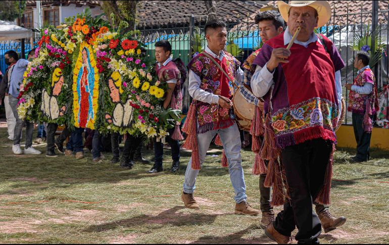 El arreglo floral en el Santuario de Nuestra Señora de Guadalupe llevó mas de 16 horas de trabajo. EFE/C. López