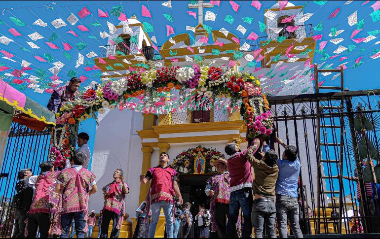 El arreglo floral en el Santuario de Nuestra Señora de Guadalupe llevó mas de 16 horas de trabajo. EFE/C. López