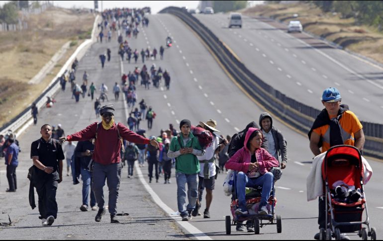 Migrantes caminan este viernes por la autopista México-Puebla, en el estado de Puebla. El atropello se registró en esta vía. Xinhua/C. Pacheco)